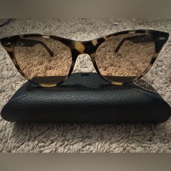 Ray Ban Wayfarer Sunglasses - Picture 3 of 4